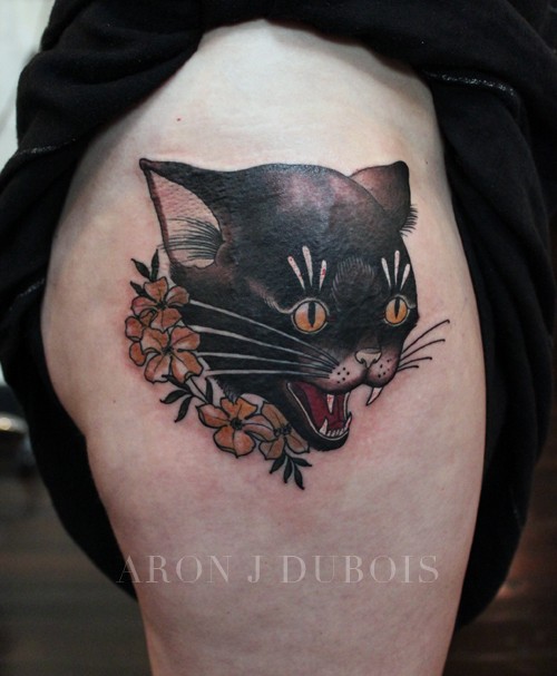 大腿彩色卡通黑猫头花朵纹身图案
