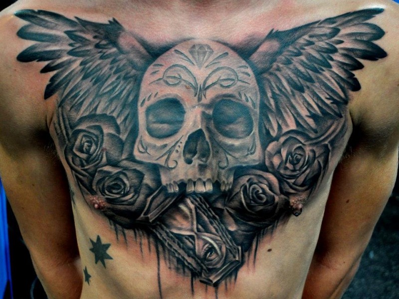 胸部黑灰翅膀骷髅玫瑰和时钟纹身图案