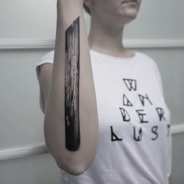 小臂个性独特的黑色大木棍纹身图案