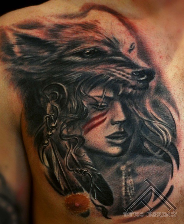 彩色胸部女人与狼头盔纹身图案