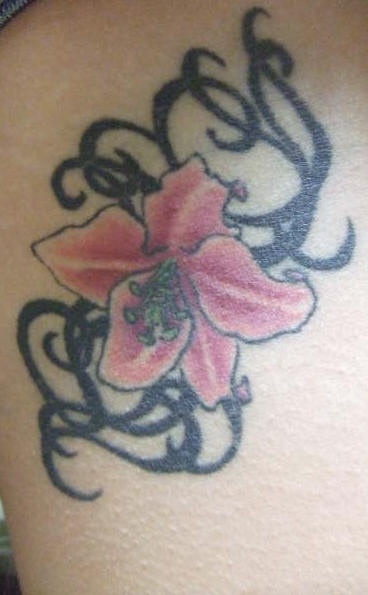 粉色百合花和黑色藤蔓纹身图案