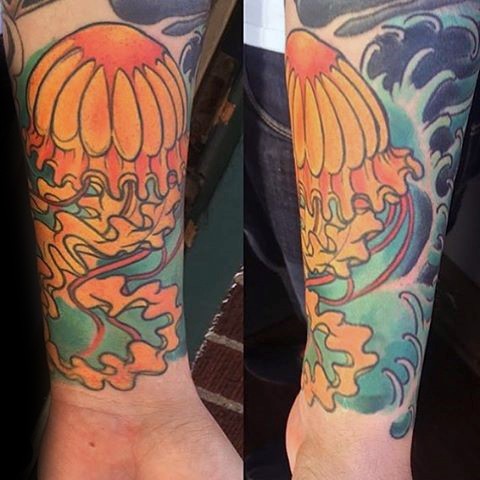 手臂彩色水母和浪花纹身图案