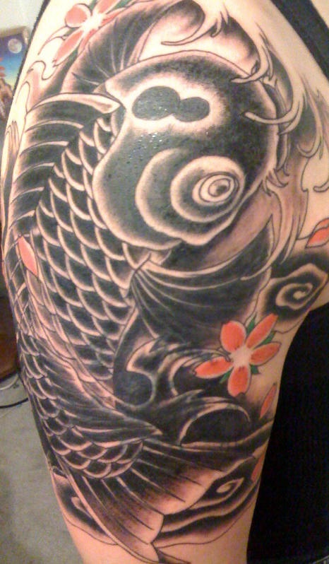 黑色的日式锦鲤纹身图案