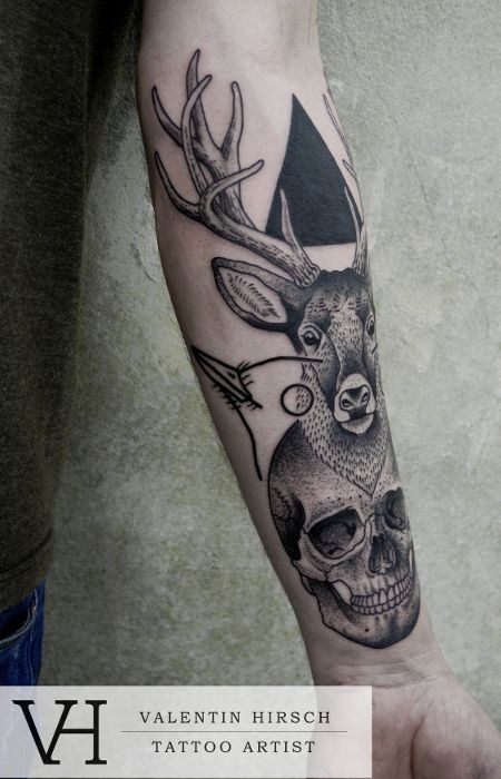 手臂黑色的鹿头骷髅和三角形纹身图案