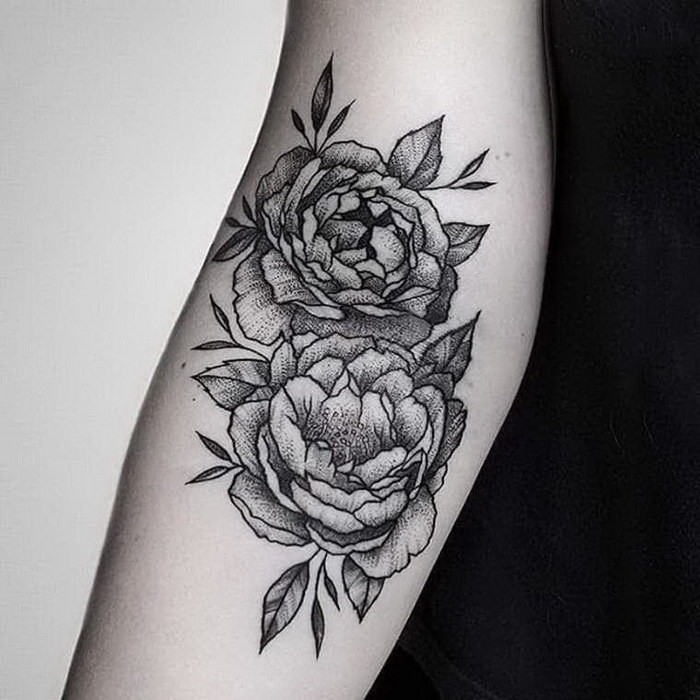 手臂雕刻风格黑色玫瑰花纹身图案