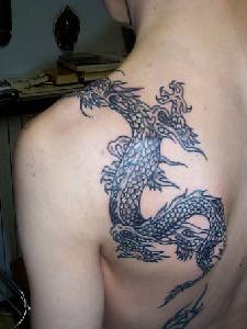 肩部中国龙纹身图案