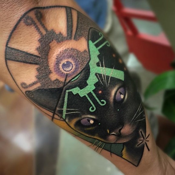 小臂神秘的猫彩色纹身图案