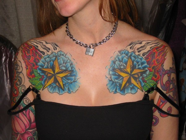 彩色五角星和蓝色花朵纹身图案