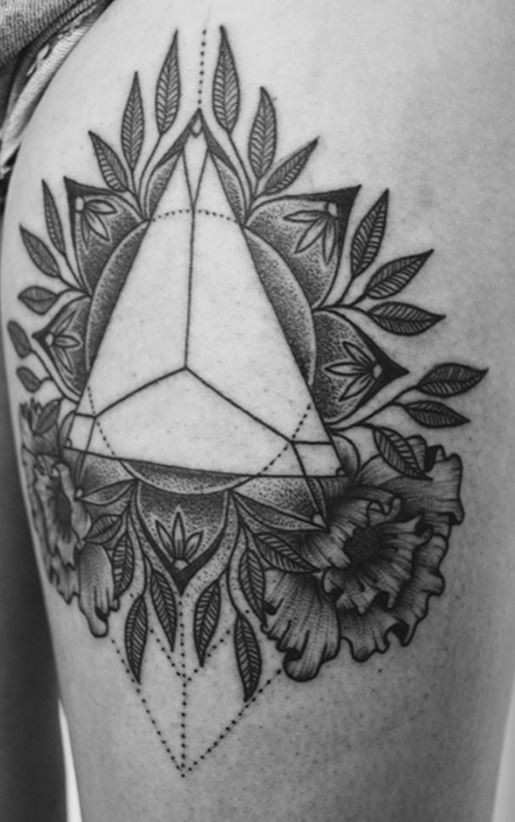 大腿黑色三角形结合花朵纹身图案