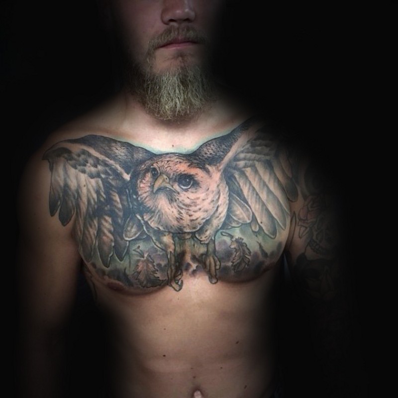胸部巨型的猫头鹰逼真传统彩色纹身图案