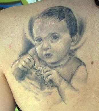 小孩子肖像和三叶草纹身图案