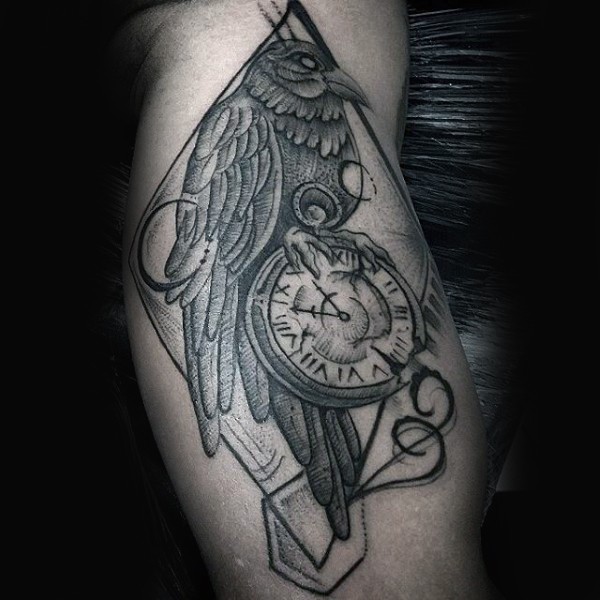 大臂雕刻风格黑色乌鸦时钟纹身图案