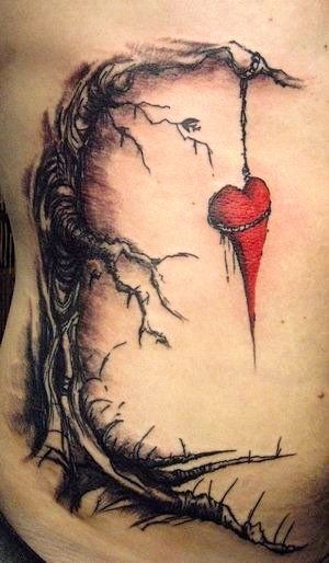 黑色的树和红色的心形侧肋纹身图案