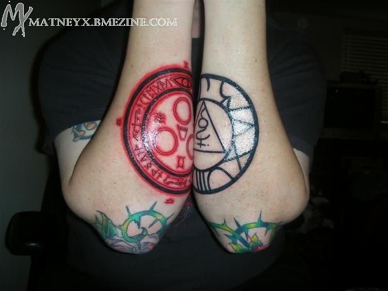 神秘的红色和黑色的圈形符号小臂纹身图案