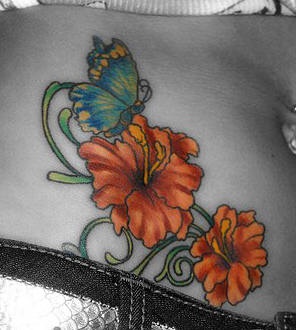 腹部蝴蝶和橙色花朵纹身图案