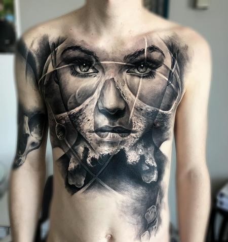 胸部和腹部黑色重叠女人肖像与骷髅纹身图案