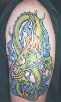 绿色龙和蓝色火焰纹身图案