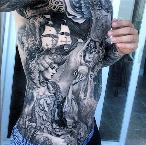腹部黑白写实帆船女性骷髅纹身图案
