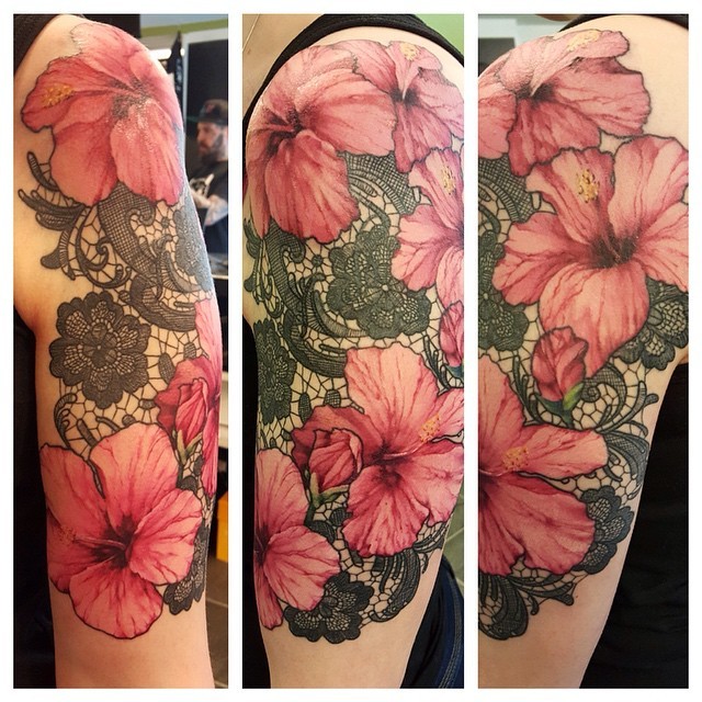 手臂巨大的淡粉色芙蓉花和黑色花边装饰纹身图案