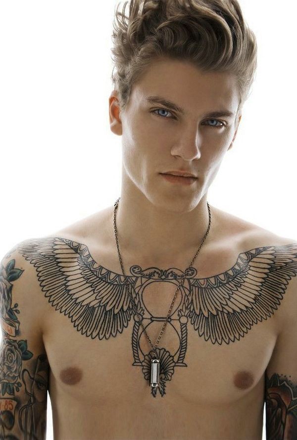 男子胸部巨型羽毛翅膀和沙漏黑色纹身图案