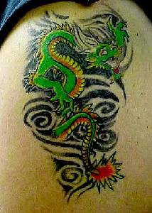 中国风绿色的龙纹身图案