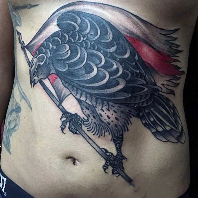 腹部黑色鹰与国旗纹身图案