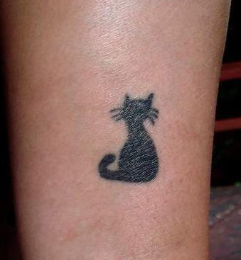 简约的黑色猫剪影纹身图案