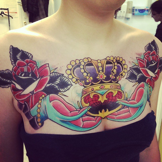 胸部old school艳丽的花朵和皇冠恶魔手纹身图案