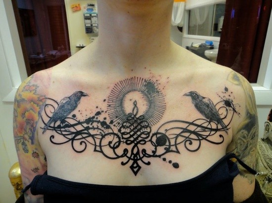 胸部黑色藤蔓和乌鸦纹身图案