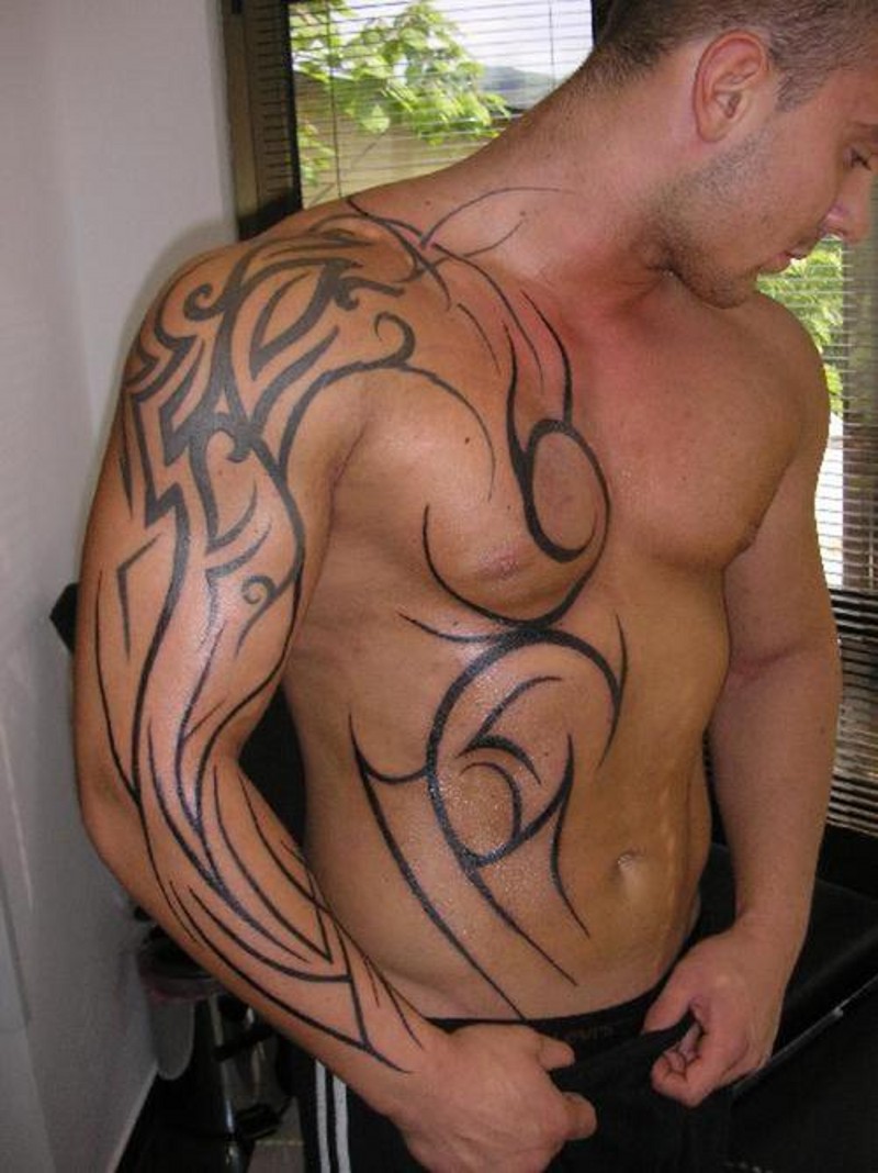 胸部和手臂简单的黑色部落图腾纹身图案