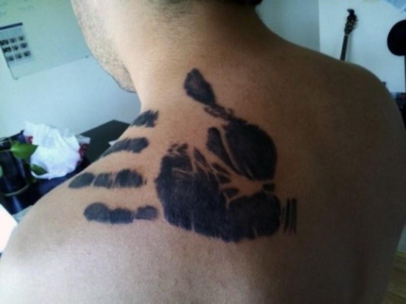 肩部黑色的人手印纹身图案
