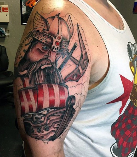 大臂彩绘帆船和卡通维京战士纹身图案