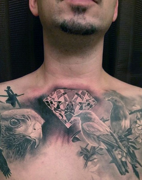 胸部野生鸟类与逼真的钻石纹身图案