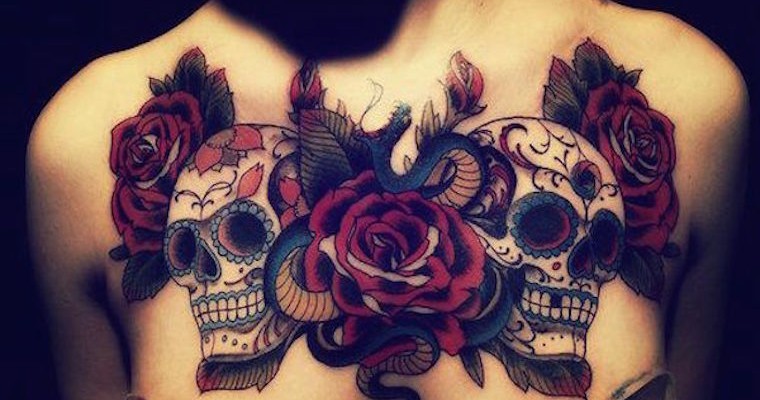 胸部好看的的彩色骷髅和玫瑰纹身图案