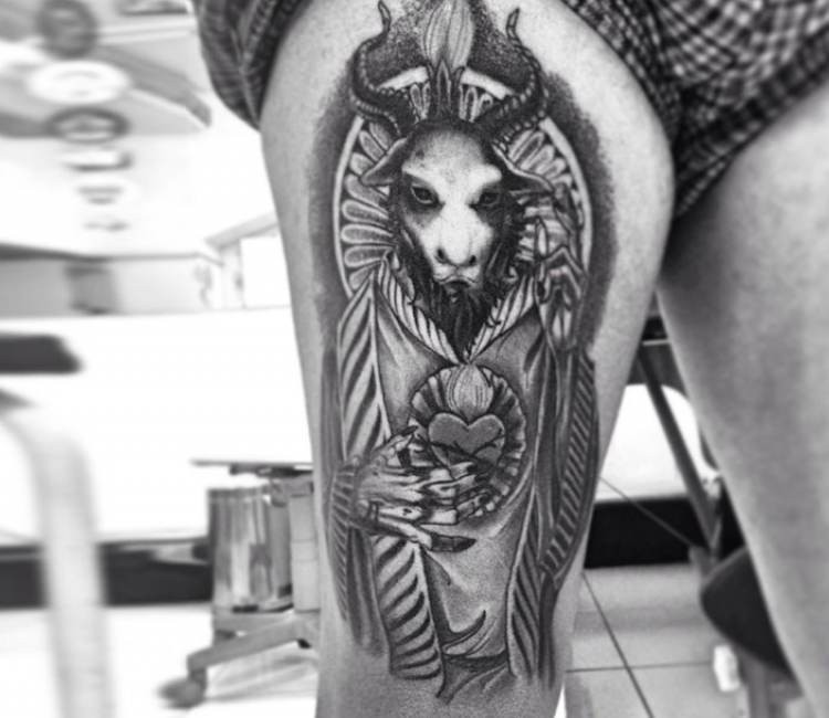 大腿神秘的黑白恶魔山羊纹身图案