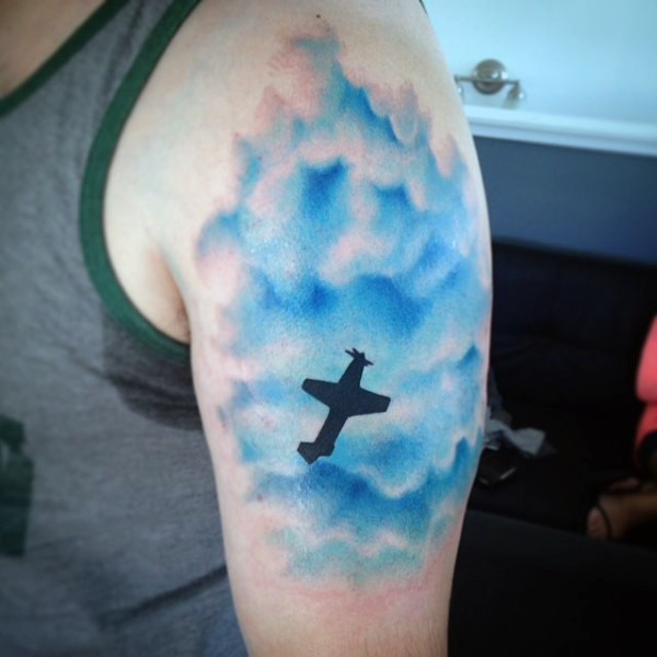 大臂蓝色的天空与黑色飞机纹身图案