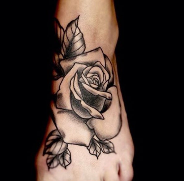脚背黑色和白色块状玫瑰花纹身图案