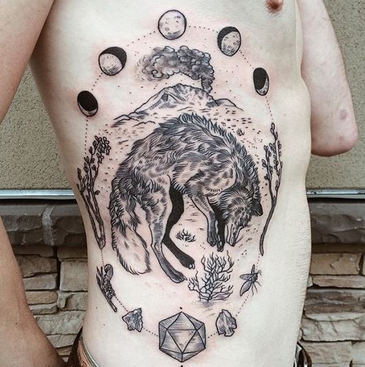 侧肋惊人的黑色睡眠狐狸和月亮周期纹身图案