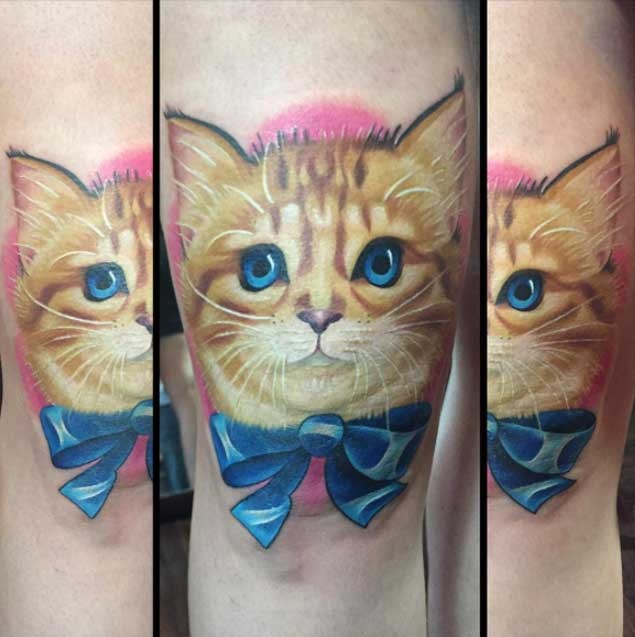 腿部非常可爱的彩色小猫和蓝色蝴蝶结纹身图案