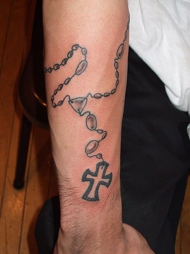 小臂黑色念珠十字架纹身图案