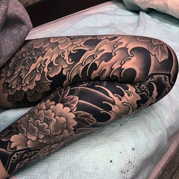 日本传统黑白牡丹花腿部纹身图案