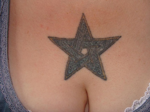 灰色星星胸部纹身图案