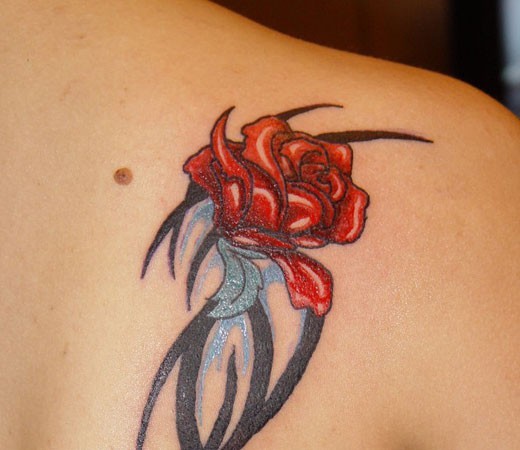 肩部黑色部落符号与红玫瑰纹身图案