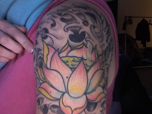 大臂粉红莲花和黑色浪花纹身图案