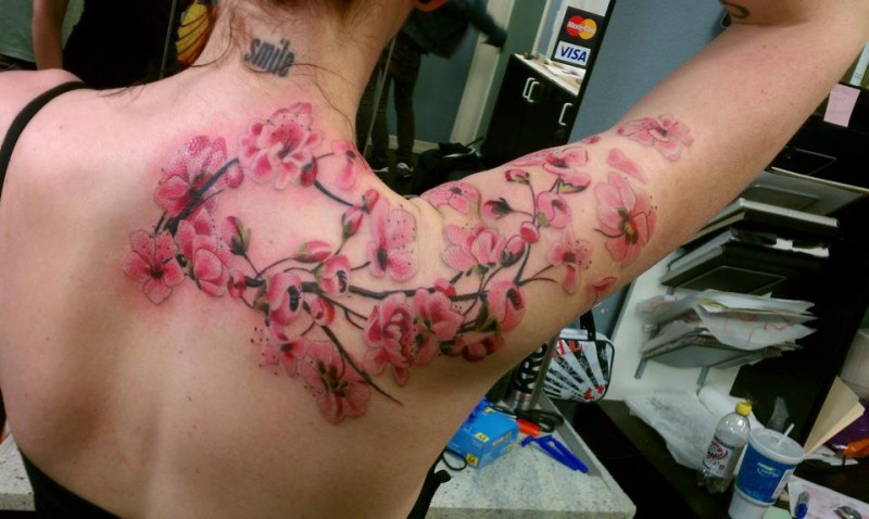 肩膀漂亮的樱花树纹身图案