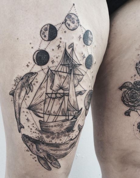 大腿雕刻风格黑色帆船与月亮周期和鲸鱼纹身图案