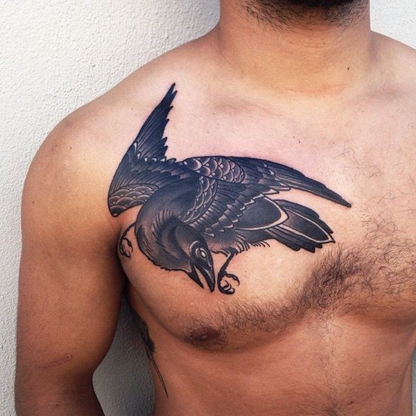 男性胸部old school黑色乌鸦纹身图案