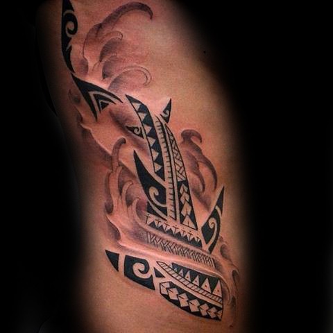 侧肋很酷的黑色波利尼西亚风格鲨鱼纹身图案