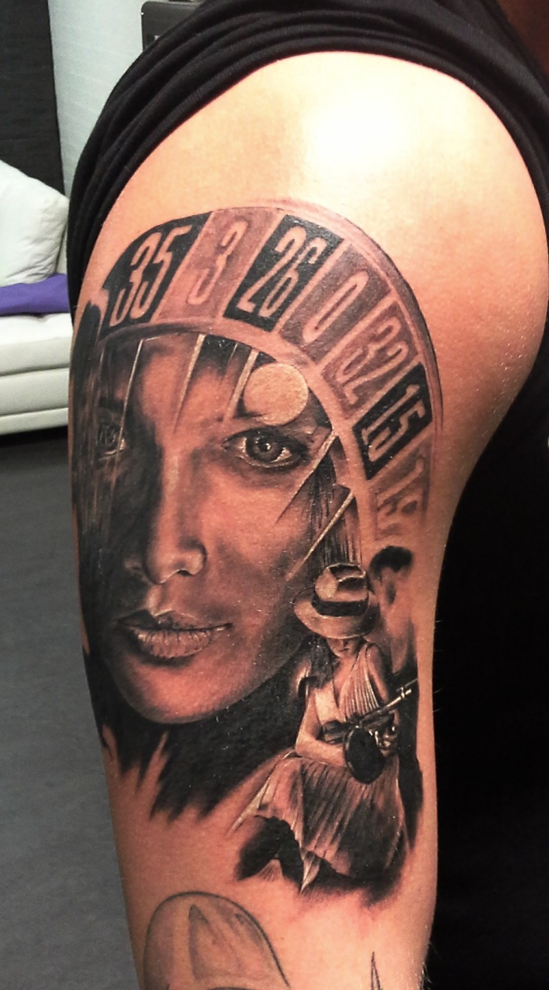 大臂黑灰轮盘与女性肖像纹身图案