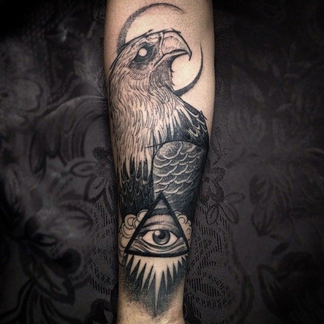 手臂黑灰鹰与神秘的眼睛纹身图案